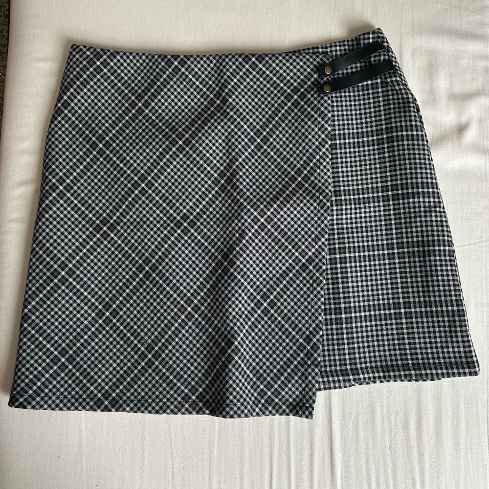 Forever 21 black&white plaid skirt size large